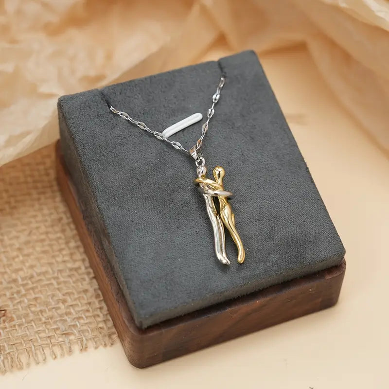 ✨ Elegant Couple Hug Heart Pendant Necklace – 18K Gold-Plated Romantic Jewelry Gift for Women 💖